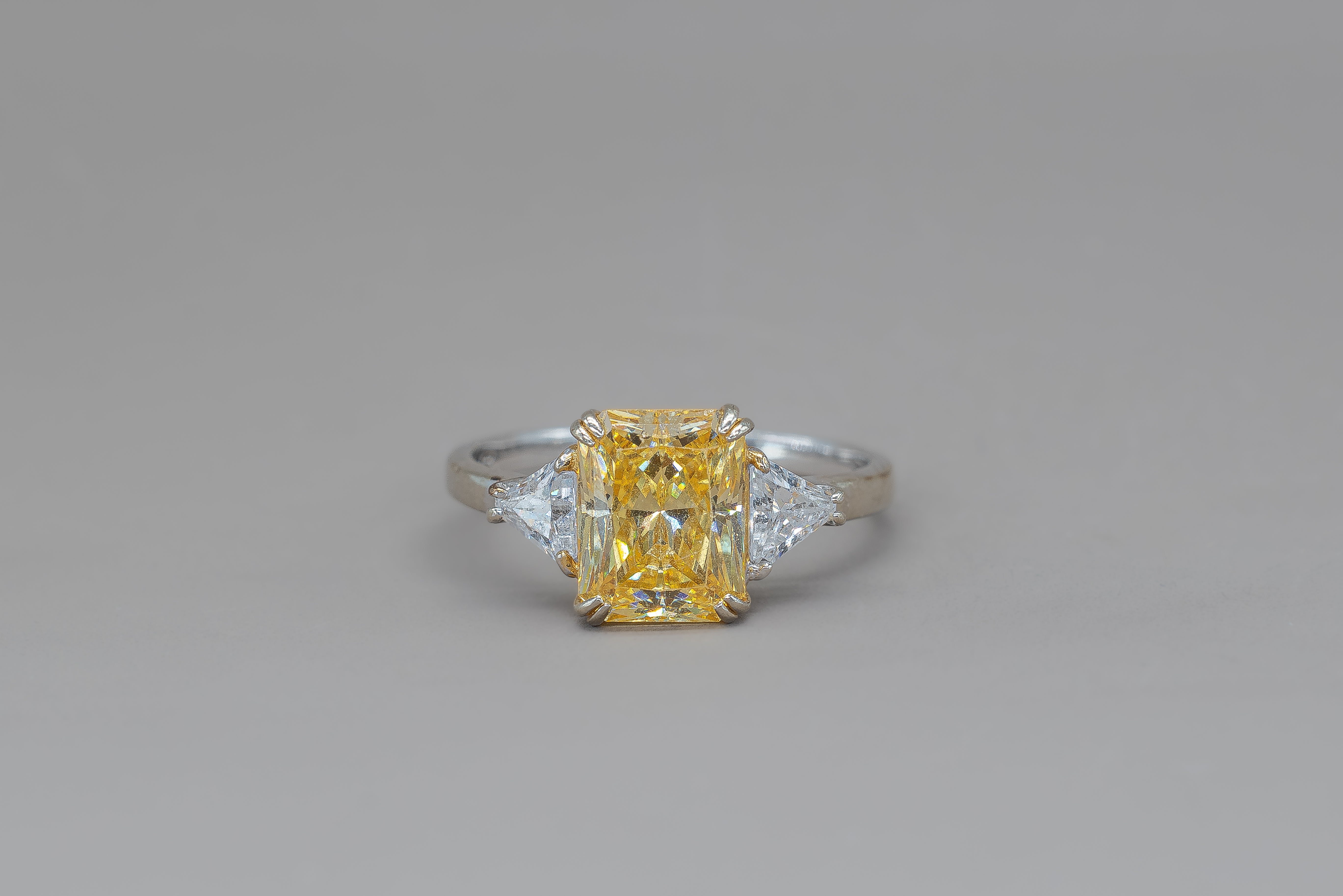 YELLOW TRAPEZINO RING