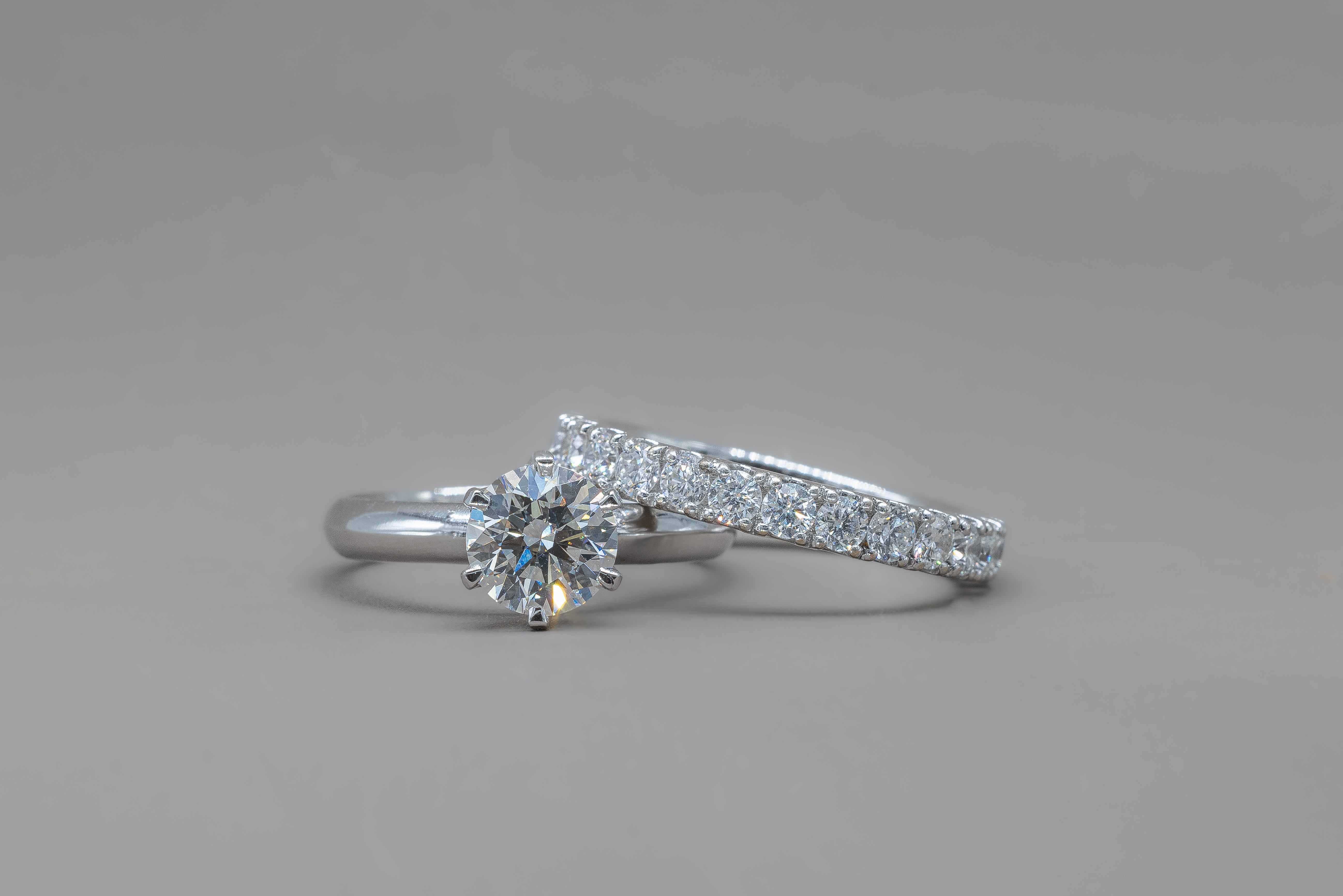 ROUND ENGAGEMENT RING